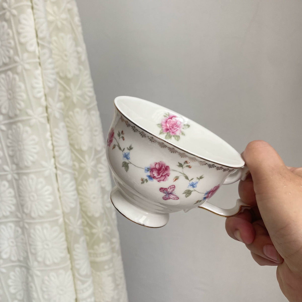 Ceramic Cup Red Blue Floral Vine 250 ml, Gold Painted Detailing - detail 1
