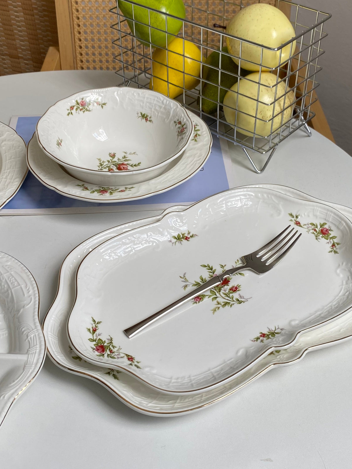 Moss Rose Ceramic Cup and Saucer Set, 1 Cup 1 Saucer, Relief Detail - detail 3