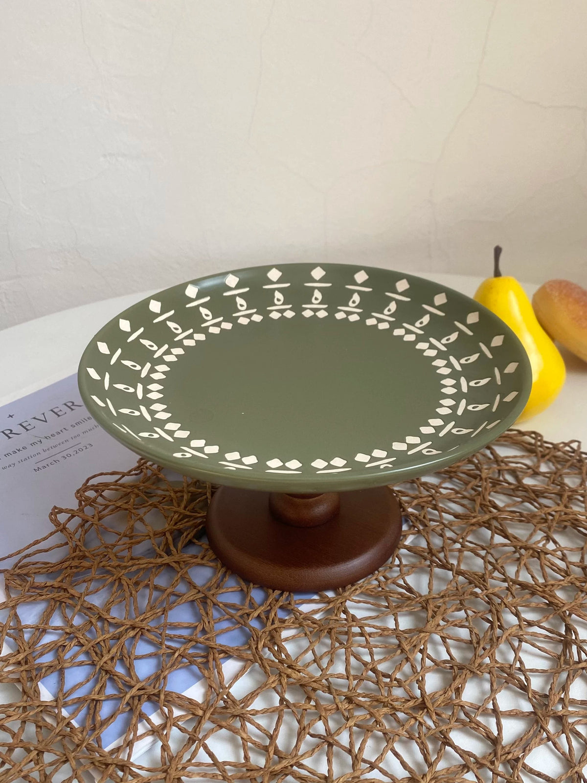 Army Green Ceramic Fruit Bowl with Wood Pedestal, 20 x 10 cm, Relief Detail - detail 2