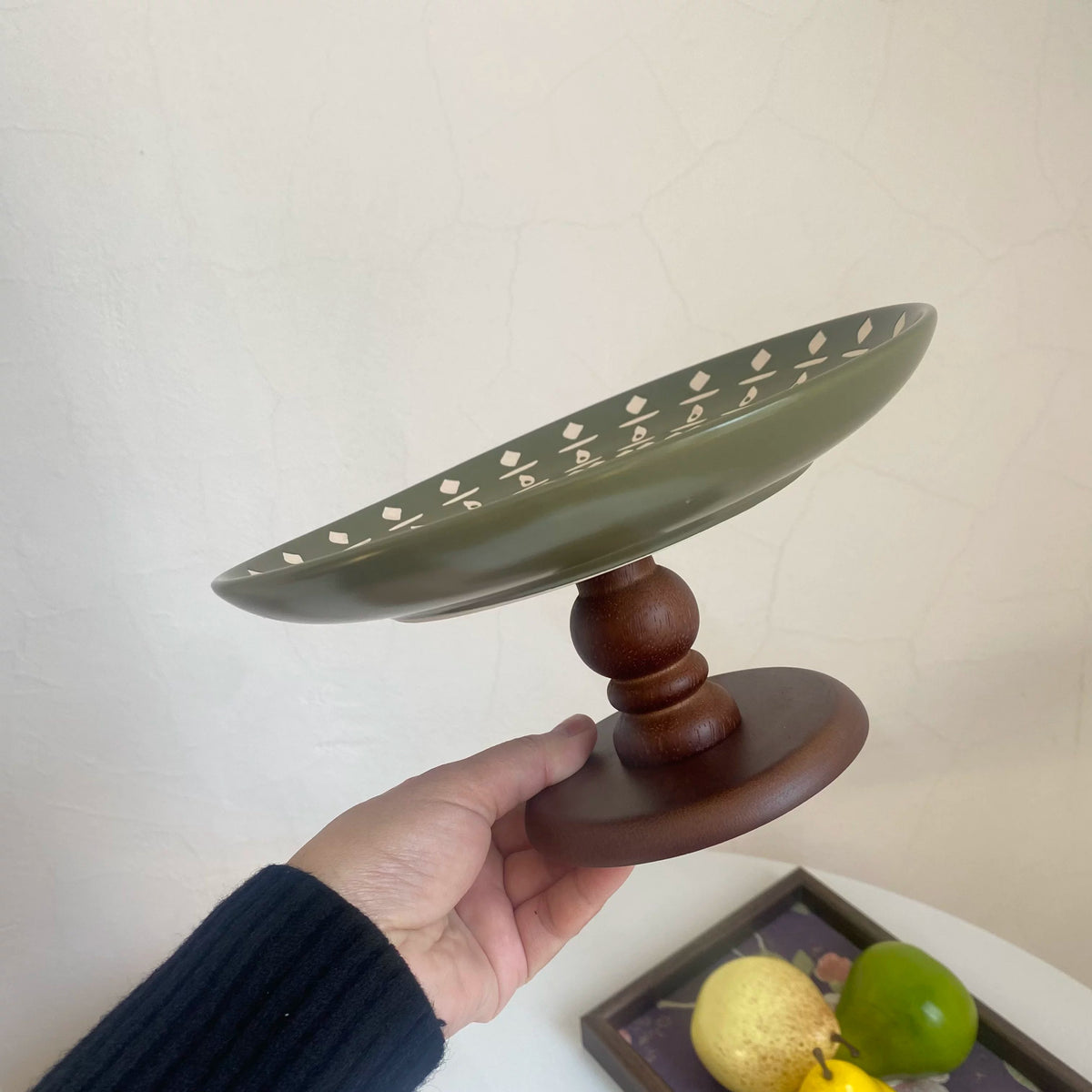 Army Green Ceramic Fruit Bowl with Wood Pedestal, 20 x 10 cm, Relief Detail - detail 1