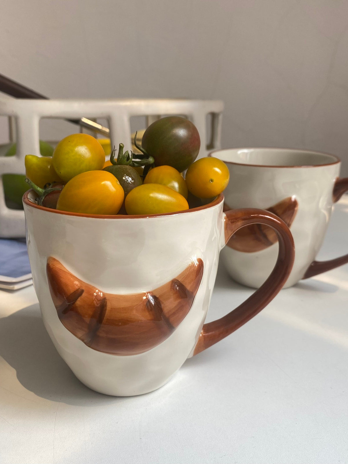 Red-Handle Croissant Ceramic Cup, 350 ml, Underglaze Relief Detailing - detail 2