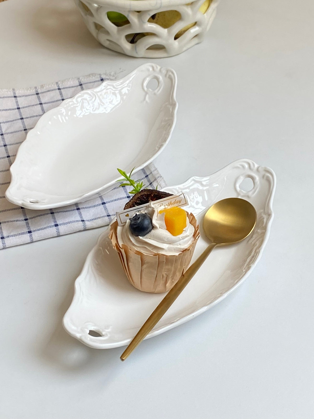 White Boat-Shape Ceramic Plate with Two Handles, 15.5 x 13.2 x 3.5 cm, Relief - detail 2