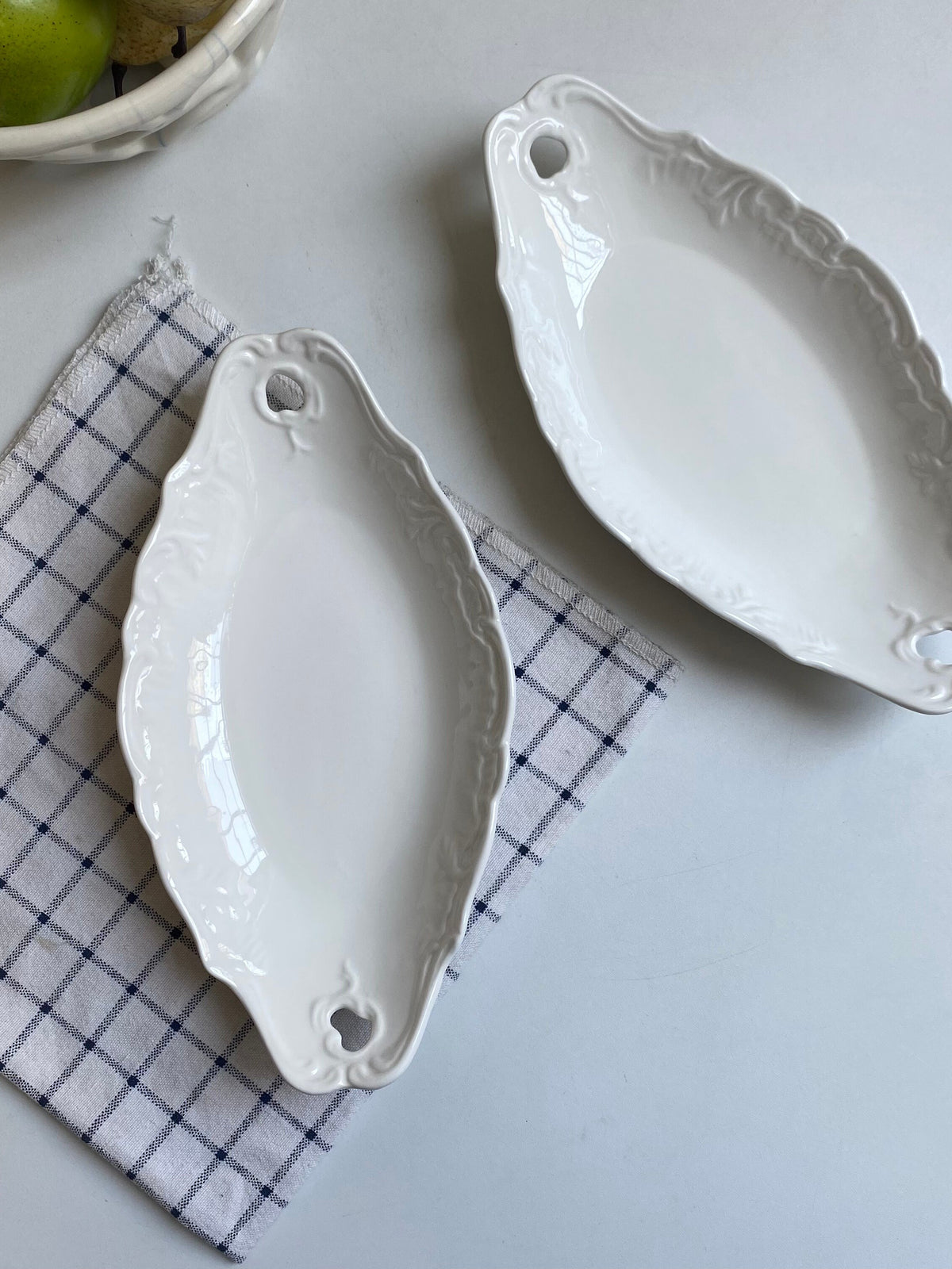 White Boat-Shape Ceramic Plate with Two Handles, 15.5 x 13.2 x 3.5 cm, Relief - detail 3