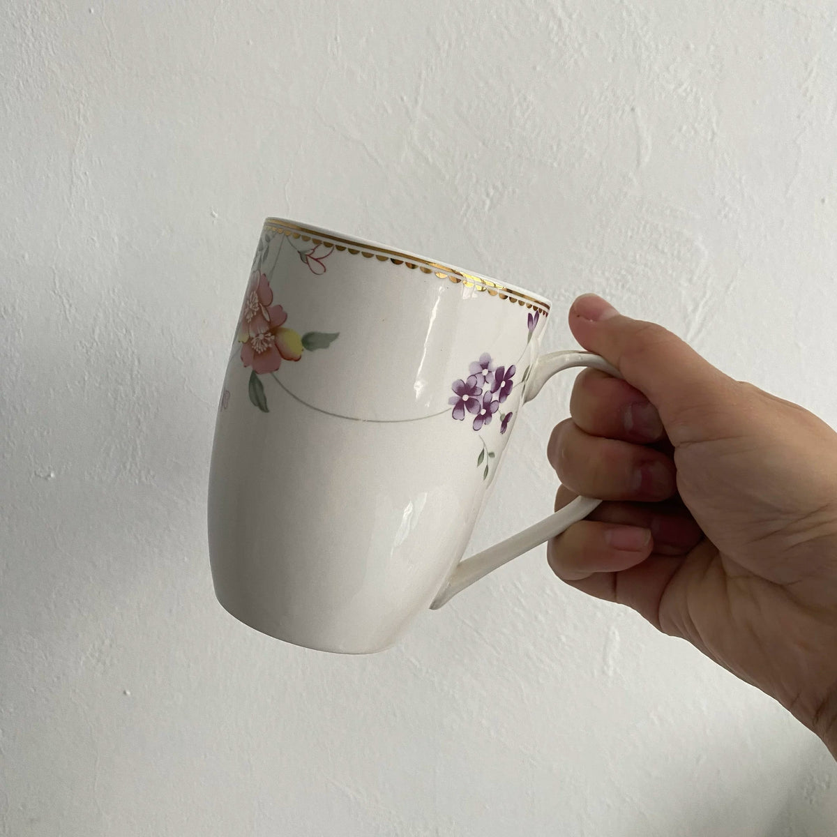 Small Floral Ceramic Mug, 400 ml, Gold Painted Detail - detail 1
