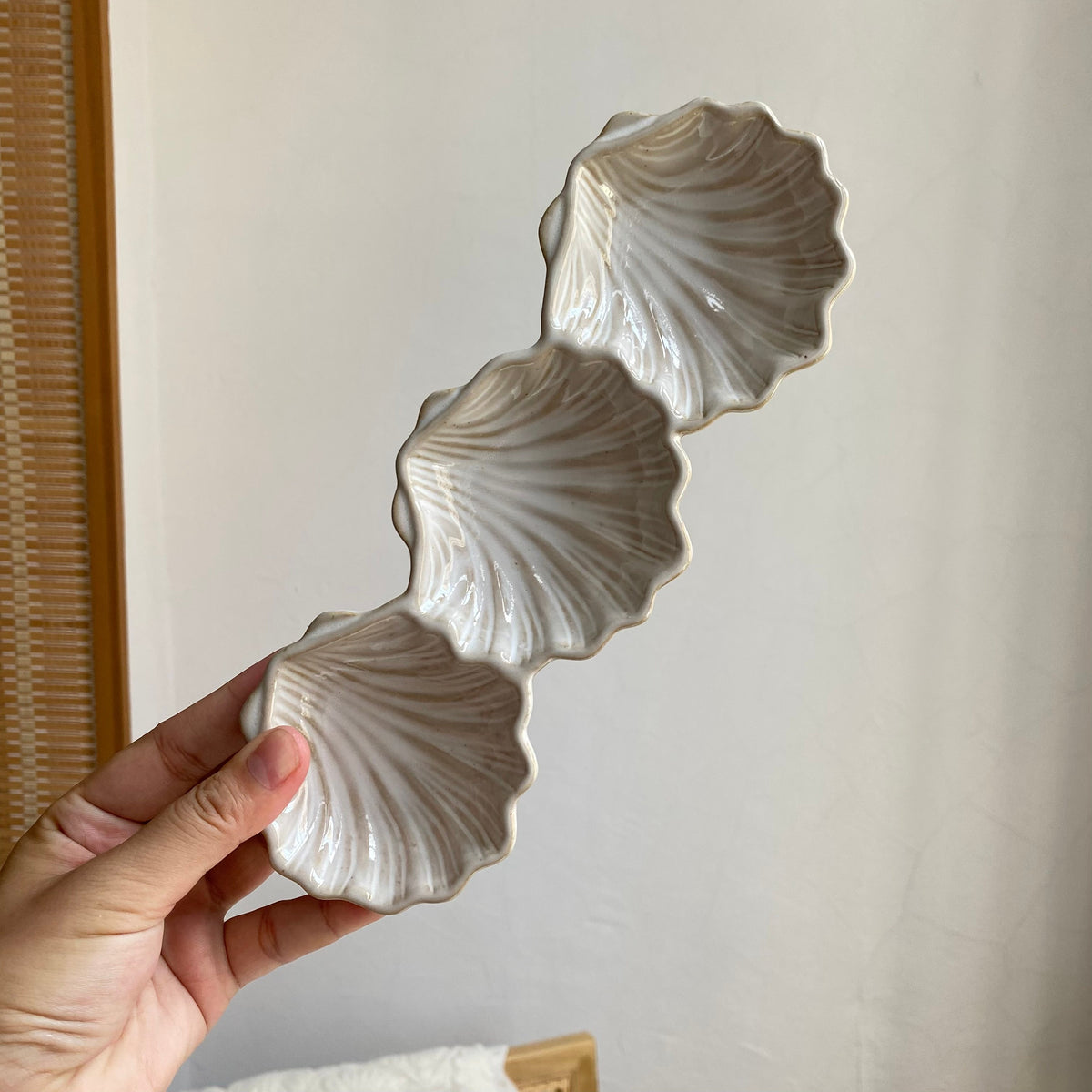 Ceramic Shell Three-Compartment Dish, 22.5 x 7.5 x 2 cm, Undeglaze Decorative - detail 1