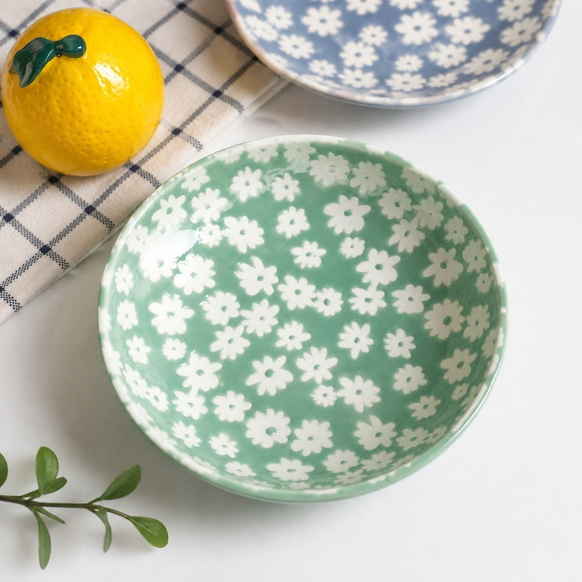 Small White Flower Green Ground Shallow Bowl, Ceramic Decorative - detail 3