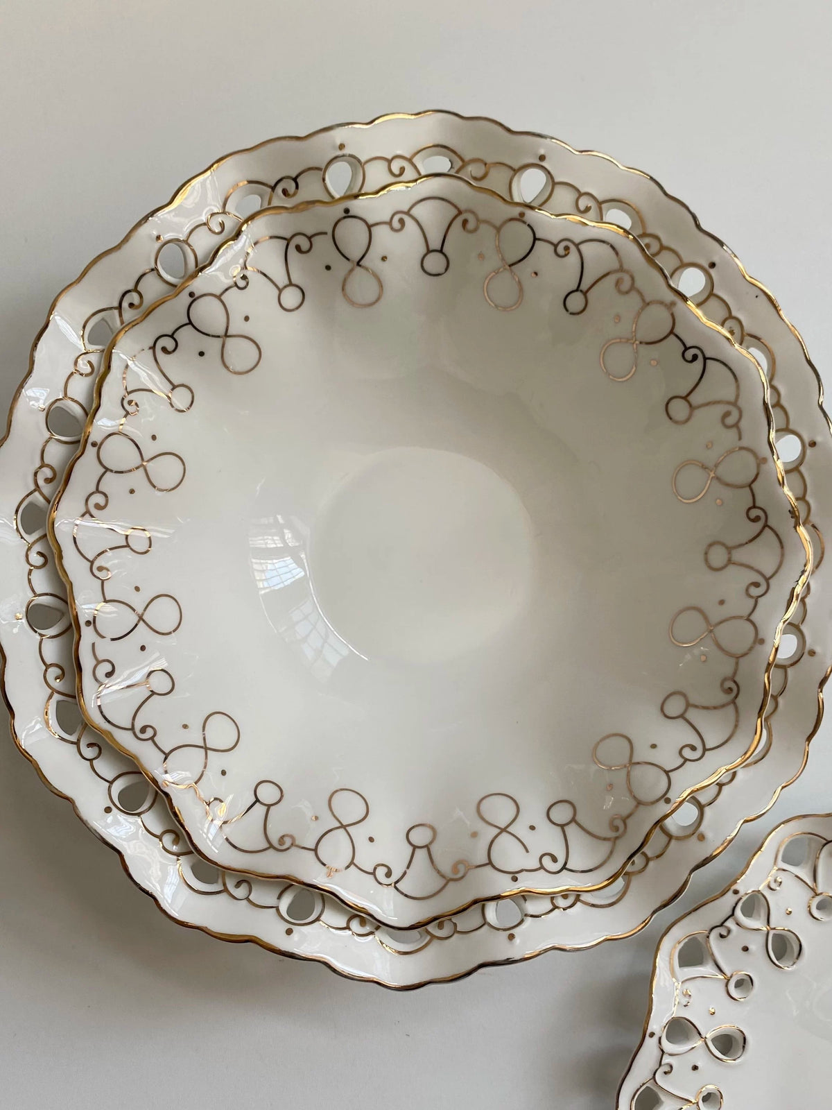 Ceramic Fruit Bowl 8 Inch, Wavy Edge, 20 x 6.5 in, Decorative Serving Dish - detail 3
