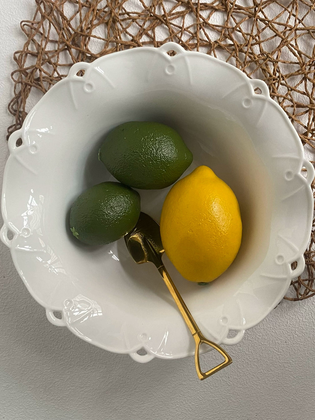 Large Ceramic Soup Bowl, 9 Inch, 23.3 x 8.5 cm, Relief Decoration - detail 1