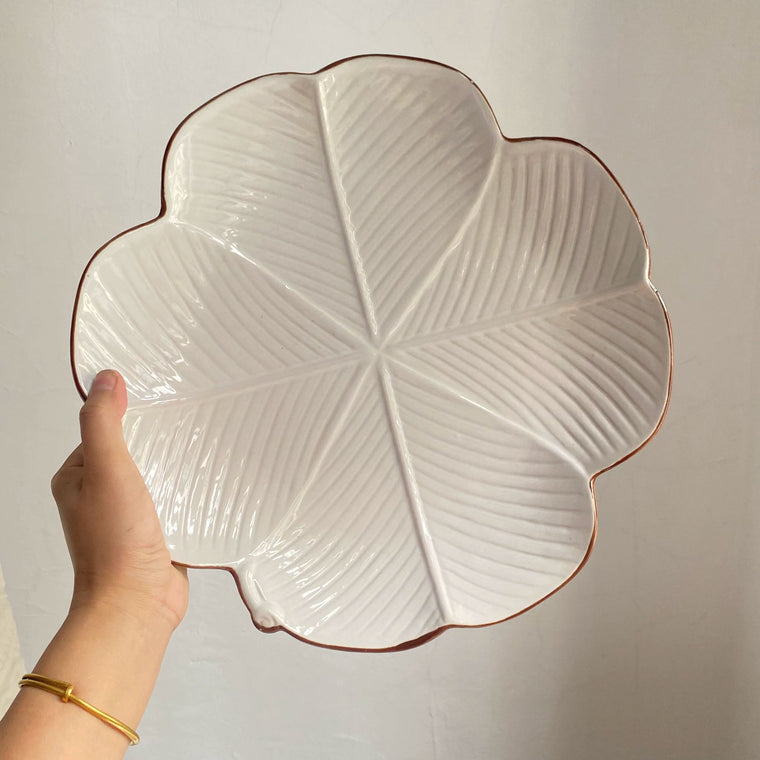 Four-Leaf Clover Ceramic Plate, Brown Rim, 30 x 3.5 cm, Relief Detail - detail 1