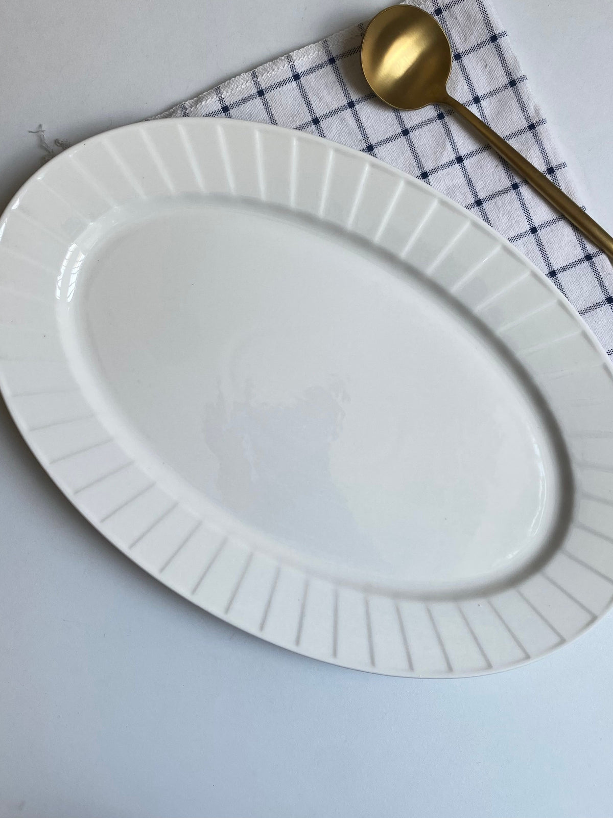 Relief Oval Fish Platter, Large 14 Inch, Ceramic Serving Dish - detail 2