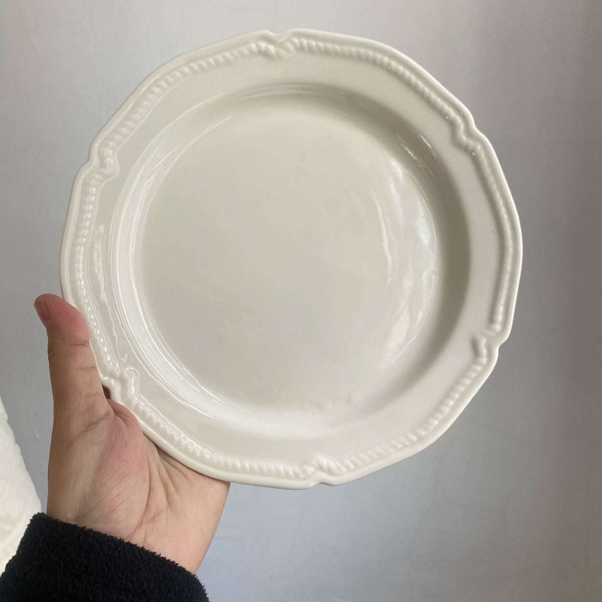 White Rattan Pattern Ceramic Plate, 9.5 Inch, 24 x 2 cm, Relief Detail - detail 1