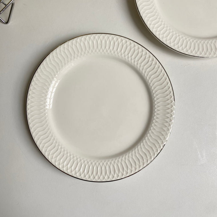 Ribbed White Plate with Silver Rim, Relief Design, Elegant Dinnerware - detail 1