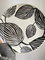 Black Leaf Plate 10.5 Inch, 26.5 x 2.8 cm, Ceramic Dinnerware - detail 3
