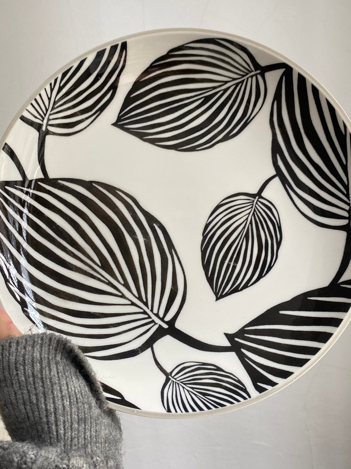 Black Leaf Plate 10.5 Inch, 26.5 x 2.8 cm, Ceramic Dinnerware - detail 3