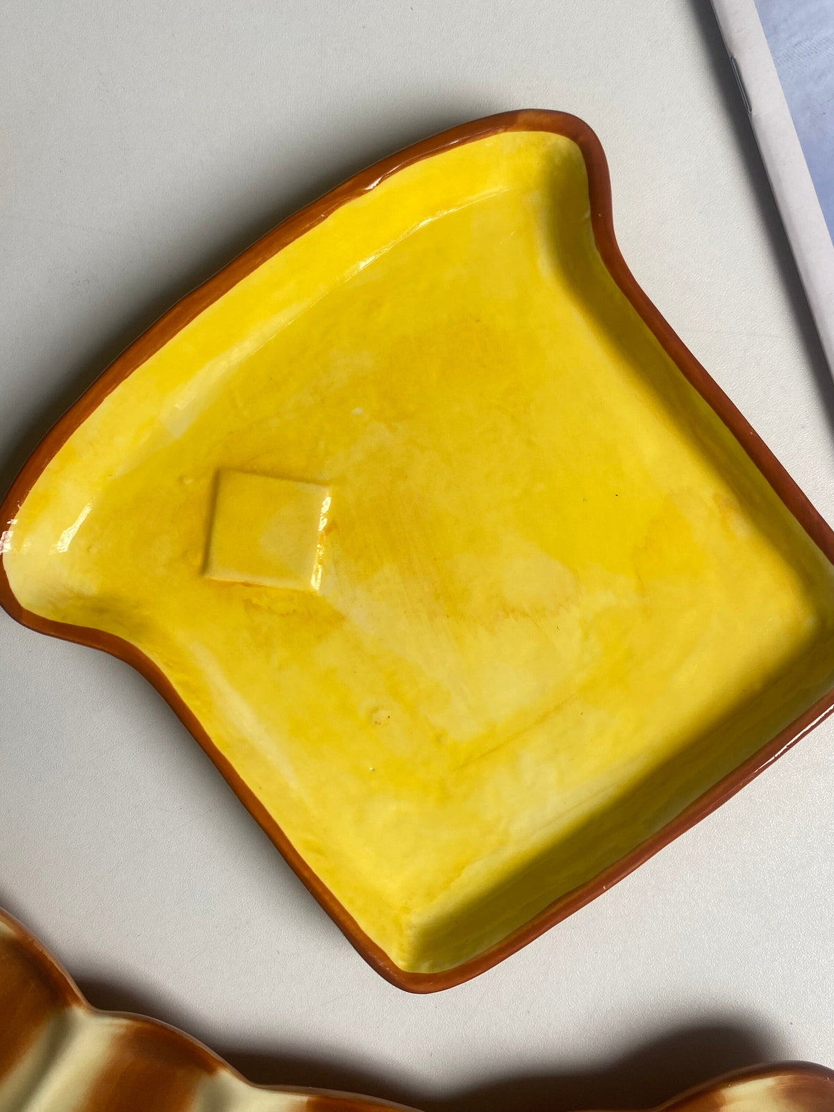 Small Dish Buttered Toast, 14.3 x 13.6 x 1.8 cm, Underglaze Decorative Plate - detail 1