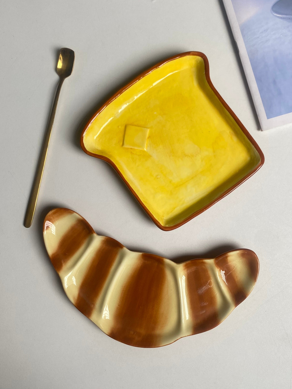 Small Dish Buttered Toast, 14.3 x 13.6 x 1.8 cm, Underglaze Decorative Plate - detail 3
