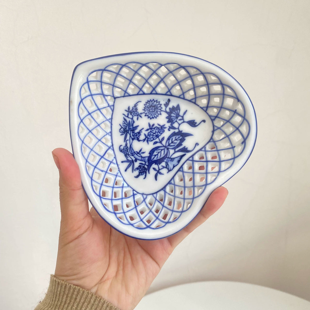 Heart Blue Floral Openwork Small Dish, 5 Inch Ceramic Decorative Plate - detail 1