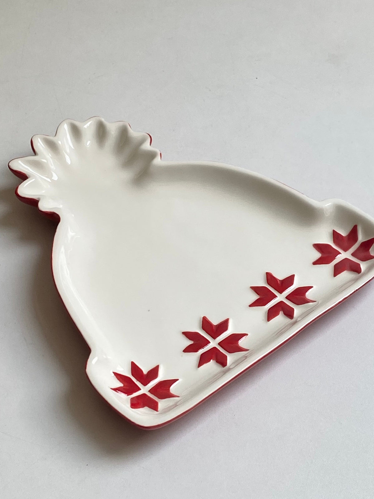 Christmas Hat Plate, Festive Holiday Dinnerware, Decorative Serving Plate - detail 3