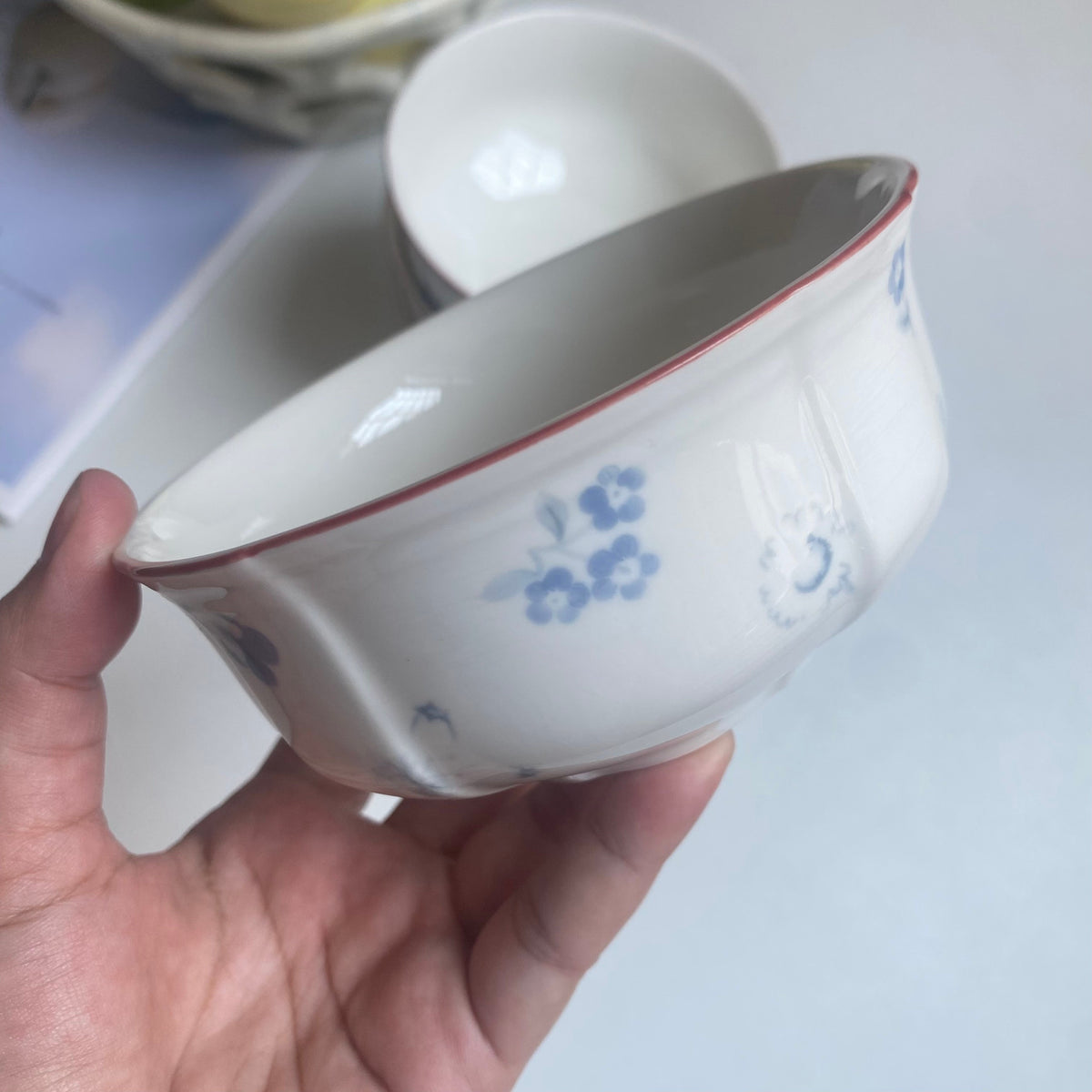 Red-Rimmed Blue Floral Rice Bowl, V Style, 4.75 Inch - detail 1