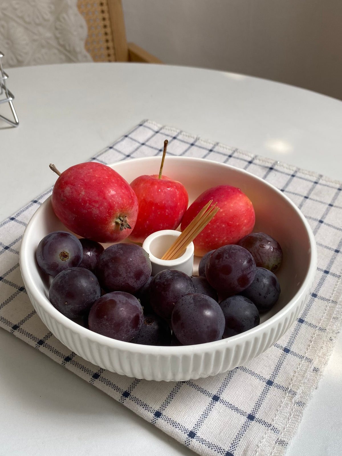 Relief White Fruit Bowl, 16.6 x 5.3 cm, Ceramic Serving Dish - detail 2