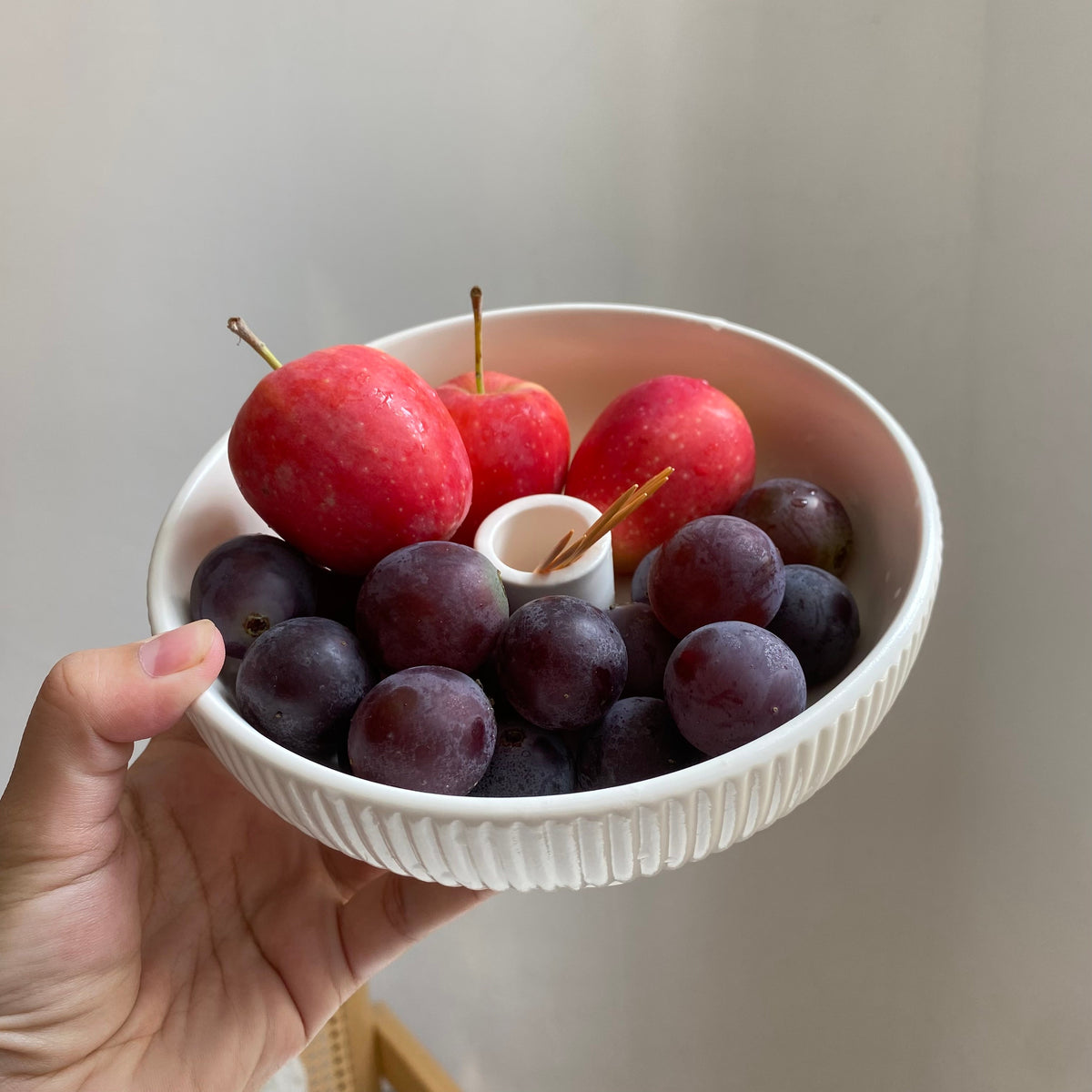 Relief White Fruit Bowl, 16.6 x 5.3 cm, Ceramic Serving Dish - detail 1